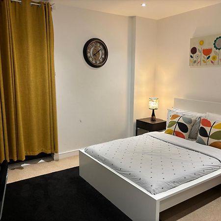 Modern En-Suite Room And Self Catering In Лондон Екстериор снимка
