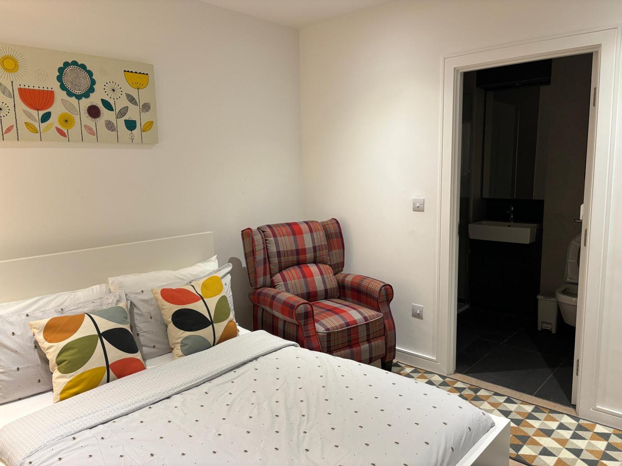 Modern En-Suite Room And Self Catering In Лондон Екстериор снимка